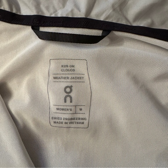On Running Women’s Grey Hooded weather jacket Medium - Picture 3 of 4